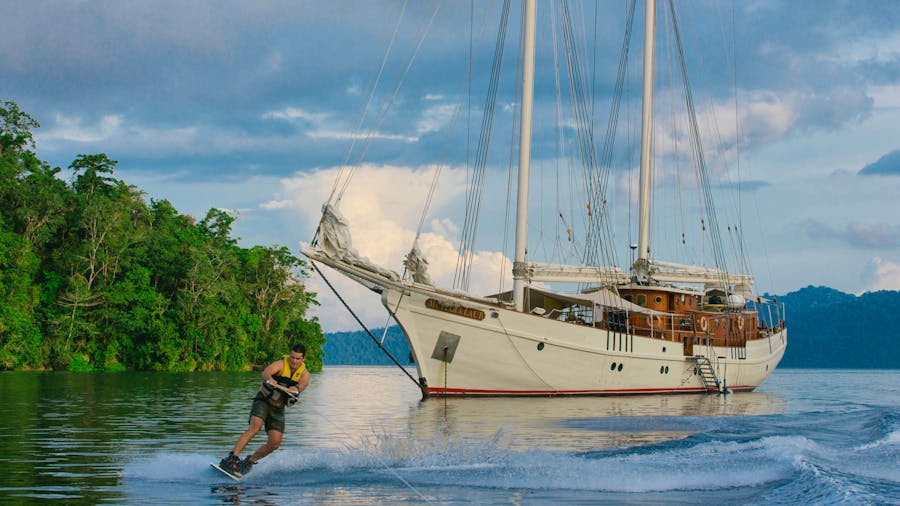 MUTIARA LAUT Yacht for Charter Luxury Yacht Charter MUTIARA LAUT Yacht for Charter Luxury Yacht Charter